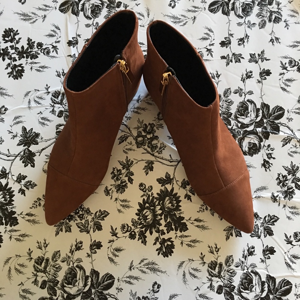 Ava & Aiden Brown Suede Boots Size 5.5M